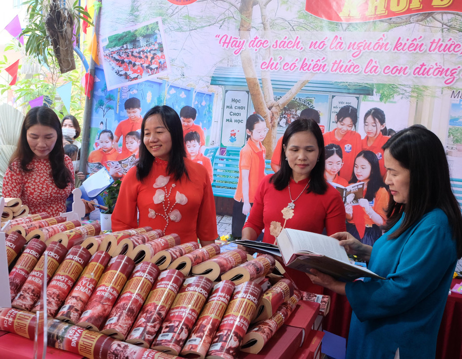 Những cuốn sách, tư liệu được học sinh sưu tầm trang trí trong không gian trại.