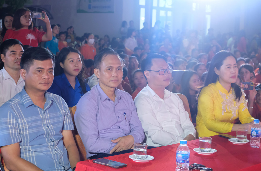 Ông Lê Thành Đồng (thứ 2 từ trái qua) quyền Trưởng Phòng GD&amp;ĐT TP Thanh Hoá dự buổi lễ chào mừng ngày Nhà giáo Việt Nam tại Trường Tiểu học Điện Biên 1.