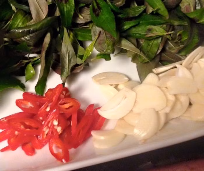 Tự gói nem chua để cuối tuần này có món nhậu hấp dẫn cho cả nhà