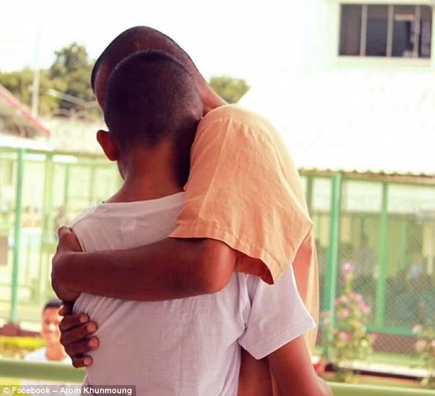 Đi tham quan nhưng lại gặp cha ở nhà tù, ứng xử của cậu bé khiến ai cũng sốc