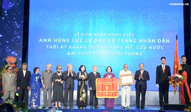 Thủ tướng Nguyễn Xuân Phúc trao danh hiệu Anh hùng Lực lượng vũ trang nhân dân cho Đài Phát thanh Giải phóng