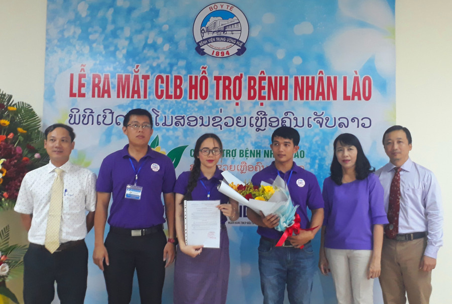 Trao quyết định thành lập CLB hỗ trợ bệnh nhân Lào tại Huế Trao quyết định thành lập CLB hỗ trợ bệnh nhân Lào tại Huế