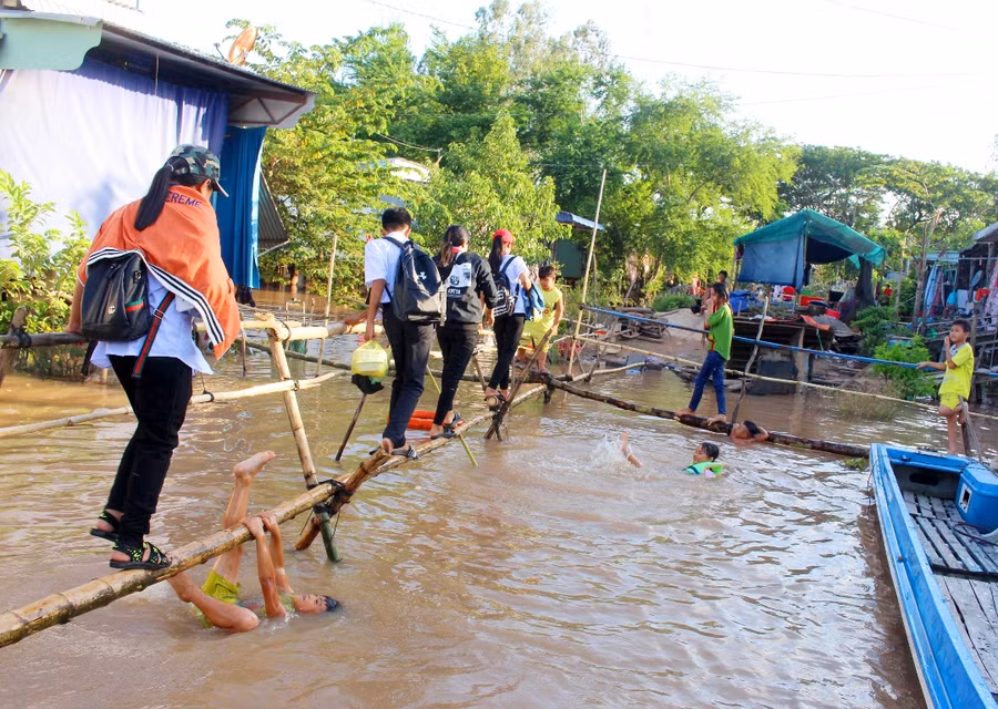 Các em HS ở xã Vĩnh Hội Đông, huyện An Phú (An Giang) đi qua cầu khỉ để đến trường.