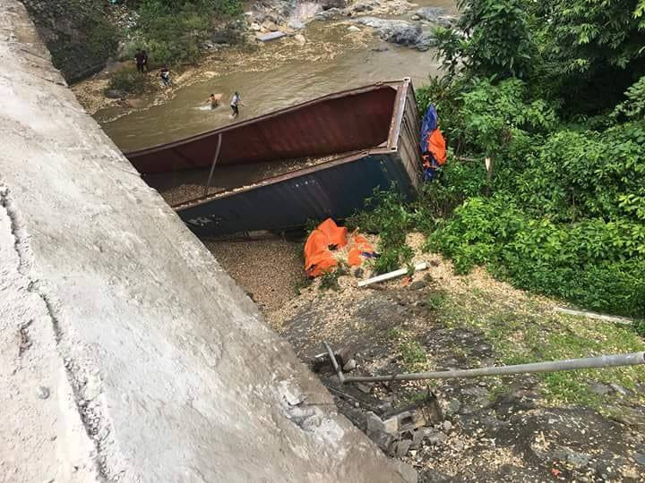 Chiếc xe tải kéo theo rơmoóc bị biến dạng hoàn toàn sau tai nạn - Ảnh: Báo giao thông. Chiếc xe tải kéo theo rơmoóc bị biến dạng hoàn toàn sau tai nạn - Ảnh: Báo giao thông.