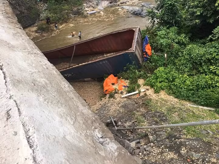 Chiếc xe tải kéo theo rơmoóc bị biến dạng hoàn toàn sau tai nạn - Ảnh: Báo giao thông.