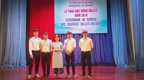 Trao học bổng cho tân sinh viên mỗi đầu niên khóa Trao học bổng cho tân sinh viên mỗi đầu niên khóa