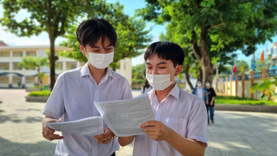 Thí sinh trao đổi về bài thi môn tiếng Anh. Thí sinh trao đổi về bài thi môn tiếng Anh.