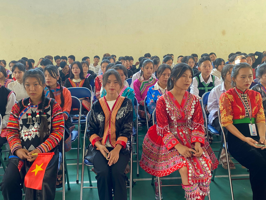 Học sinh trường Phổ thông Dân tộc Nội trú THPT huyện Mường Nhé trong ngày khai giảng (ảnh: Thanh Tùng). Học sinh trường Phổ thông Dân tộc Nội trú THPT huyện Mường Nhé trong ngày khai giảng (ảnh: Thanh Tùng).