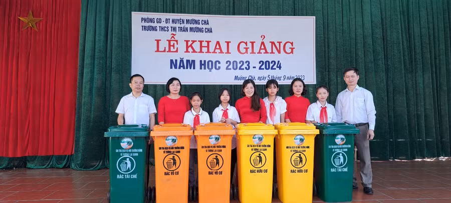 Ông Trần Xuân Tâm (ngoài cùng bên trái) trao tặng sản phẩm truyền thông cho thầy trò trường THCS thị trấn Mường Chà.