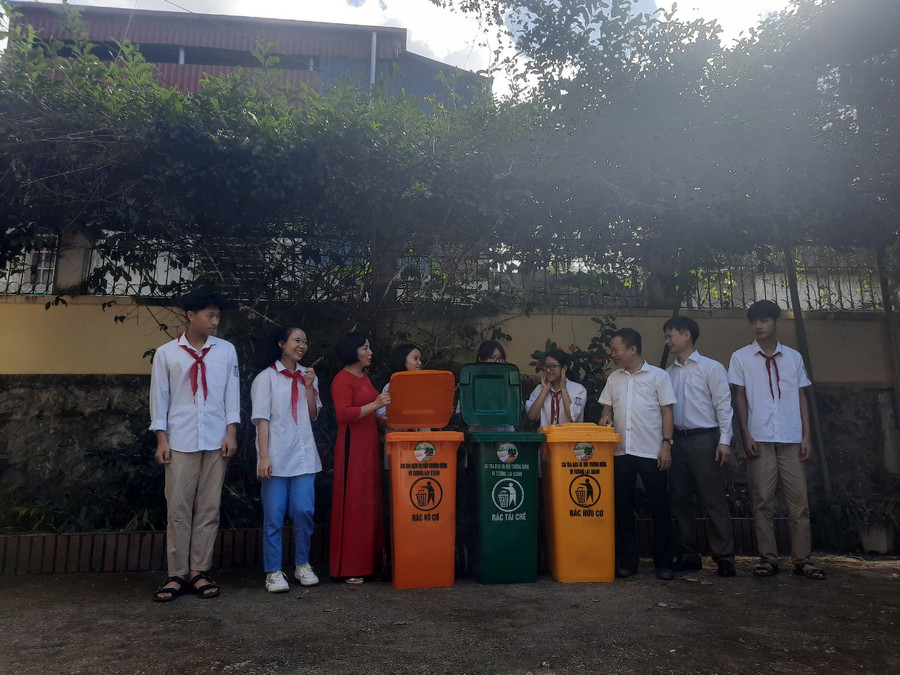 Lãnh đạo Quỹ Bảo vệ và Phát triển rừng tỉnh Điện Biên và thầy trò trường THCS thị trấn Mường Chà bên sản phẩm truyền thông.