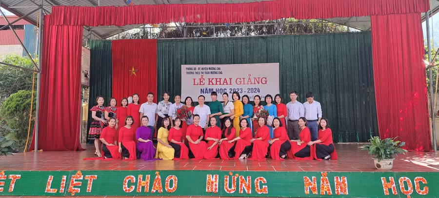 Lãnh đạo Quỹ Bảo vệ và Phát triển rừng tỉnh Điện Biên chụp ảnh lưu niệm cùng thầy trò nhà trường.
