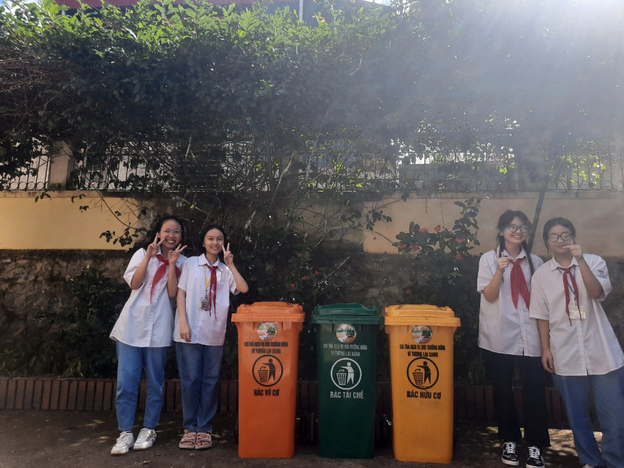 Việc trao tặng bộ thùng rác sẽ góp phần giáo dục học sinh nâng cao ý thức trong việc bảo vệ môi trường.