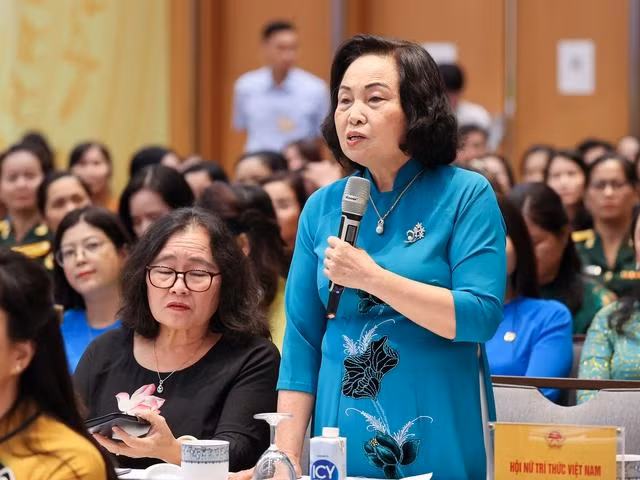 GS.TS. Lê Thị Hợp, Chủ tịch Hội Nữ trí thức Việt Nam đặt câu hỏi về giải pháp nhằm thu hút và sử dụng nhà khoa học nữ trong thời gian tới tham gia tích cực hơn nữa vào sự nghiệp phát triển kinh tế-xã hội đất nước - Ảnh: VGP/Nhật Bắc.