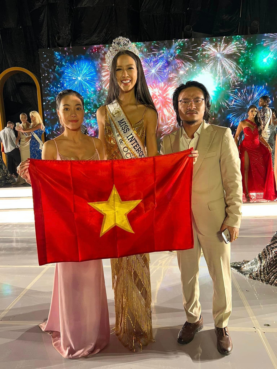 Bà trùm hoa hậu sang Ai Cập cổ vũ cho "gà cưng". Bà trùm hoa hậu sang Ai Cập cổ vũ cho "gà cưng".