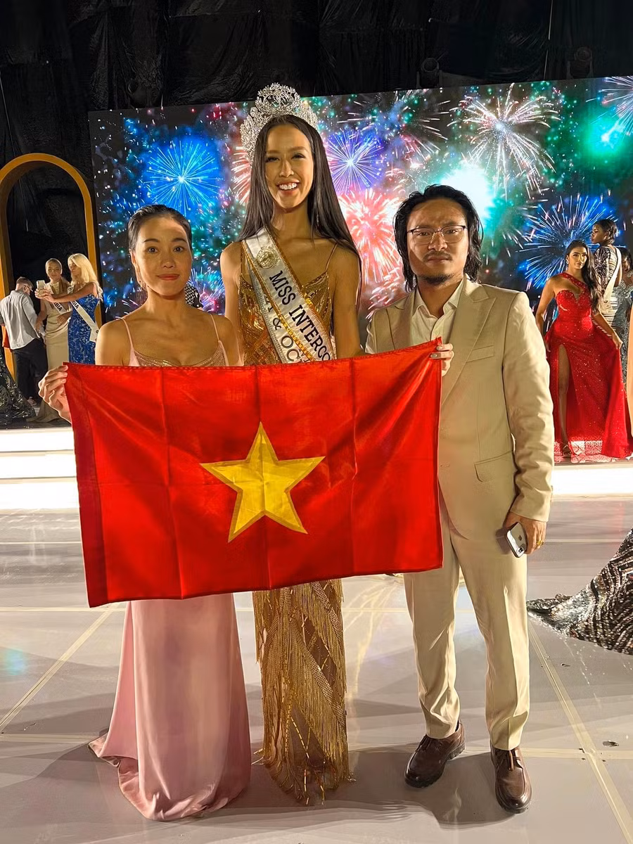 Bà trùm hoa hậu sang Ai Cập cổ vũ cho "gà cưng".