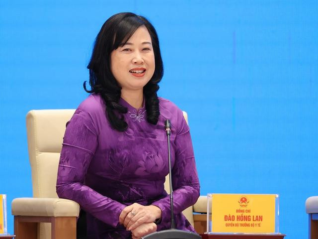 Quyền Bộ trưởng Bộ Y tế Đào Hồng Lan trả lời các câu hỏi liên quan tại Hội nghị - Ảnh: VGP/Nhật Bắc.