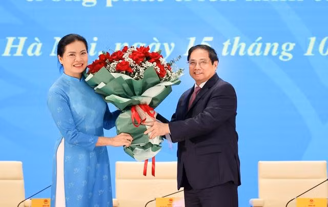 Thủ tướng Phạm Minh Chính tặng hoa chúc mừng lãnh đạo Hội Liên hiệp phụ nữ Việt Nam - Ảnh: VGP/Nhật Bắc.