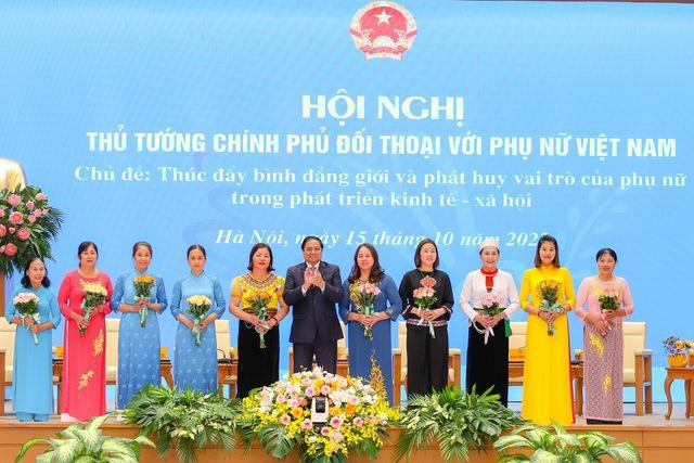 Thủ tướng tặng hoa các đại biểu tham dự Hội nghị - Ảnh: VGP/Nhật Bắc.