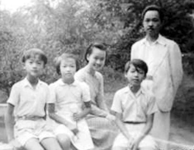 Bác sĩ Luyện và gia đình. Hai cậu con trai sau này đã hi sinh cùng ông, sau khi chiến đấu đến viên đạn cuối cùng - Ảnh tư liệu Bác sĩ Luyện và gia đình. Hai cậu con trai sau này đã hi sinh cùng ông, sau khi chiến đấu đến viên đạn cuối cùng - Ảnh tư liệu