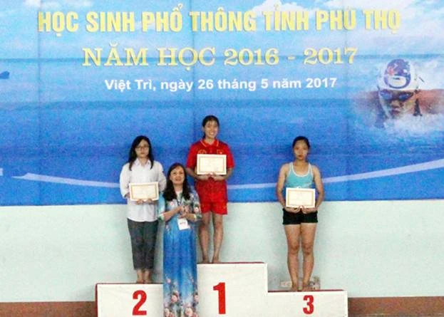 Phú Thọ: Gần 500 VĐV học sinh tranh tài bơi lội, điền kinh