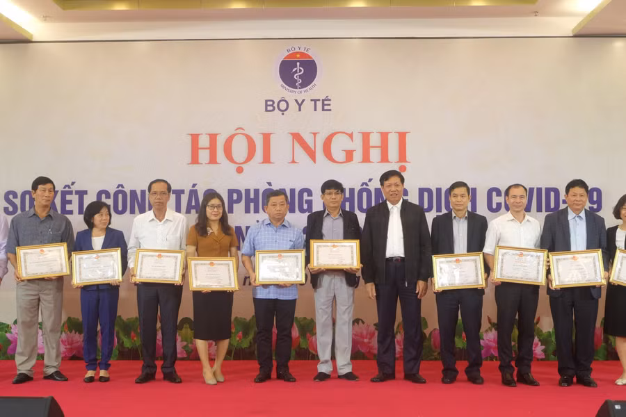 Ông Đỗ Xuân Tuyên – Thứ trưởng Bộ Y tế trao Bằng khen của Bộ trưởng Bộ Y tế cho các tập thể có thành tích xuất sắc trong công tác phòng chống dịch Covid-19.