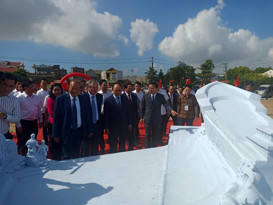 Chủ tịch nước Nguyễn Xuân Phúc thăm mô hình công trình Khu lưu niệm đồng bào, cán bộ, chiến sĩ, học sinh miền Nam tập kết ra Bắc.