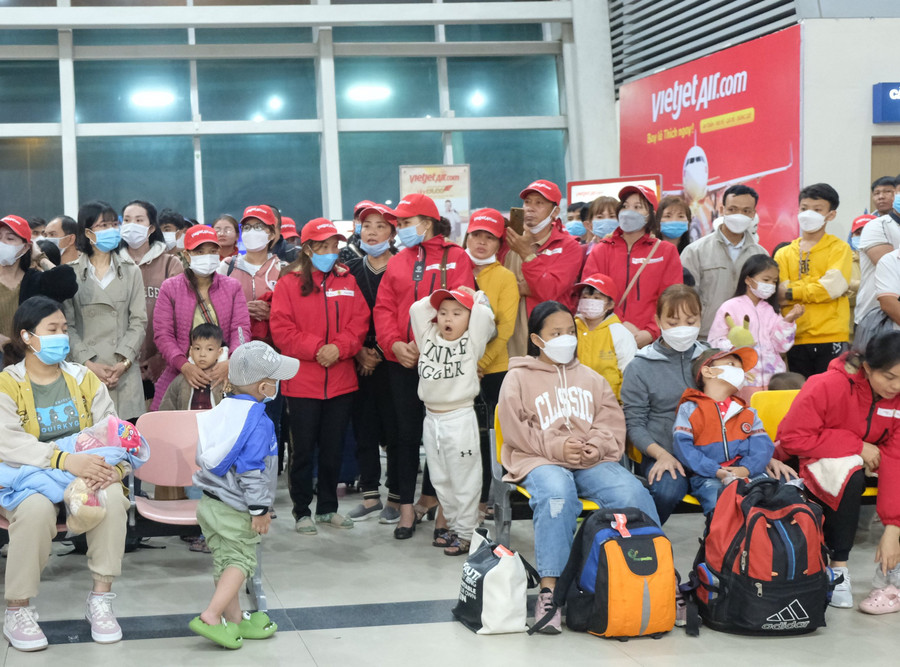 Hơn 200 công nhân nghèo được trở về quê đón Tết trên chuyến bay 0 đồng. Hơn 200 công nhân nghèo được trở về quê đón Tết trên chuyến bay 0 đồng.