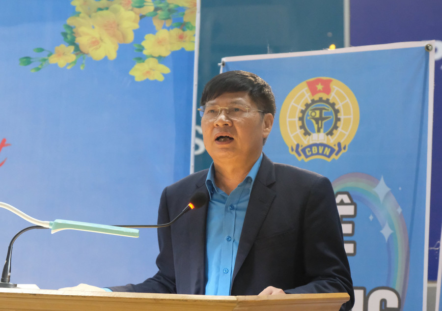 Ông Phan Văn Anh, Phó Chủ tịch Tổng Liên đoàn lao động Việt Nam, chia sẻ, động viên công nhân, người lao động tại sân bay Thọ Xuân, Thanh Hóa rạng sáng nay 12/1 Ông Phan Văn Anh, Phó Chủ tịch Tổng Liên đoàn lao động Việt Nam, chia sẻ, động viên công nhân, người lao động tại sân bay Thọ Xuân, Thanh Hóa rạng sáng nay 12/1