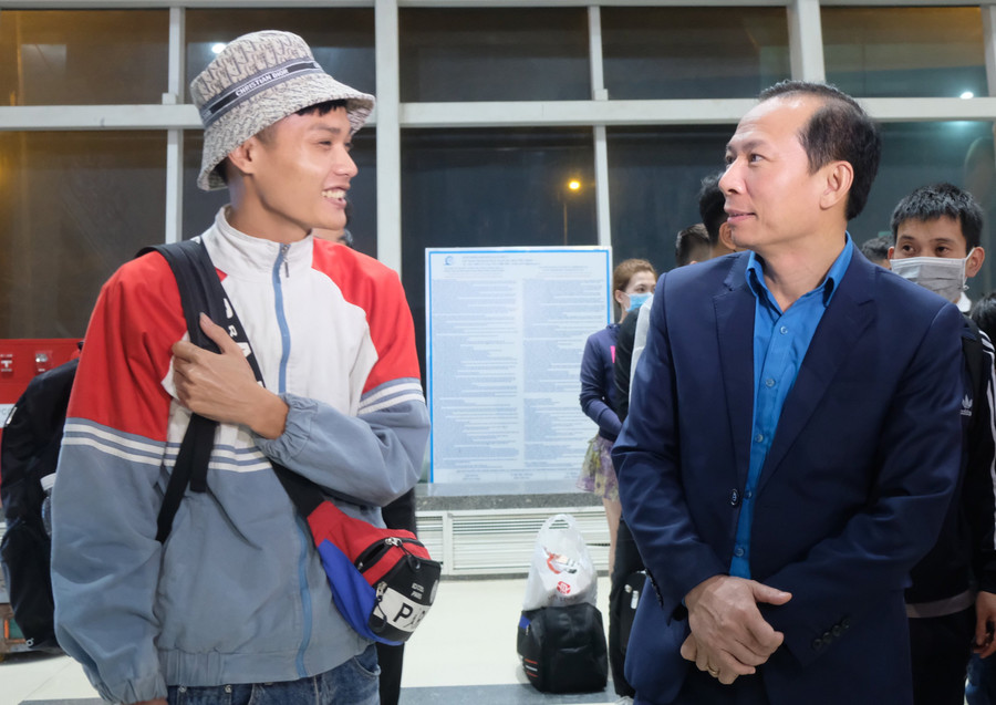 Chủ tịch Liên đoàn lao động tỉnh Thanh Hoá- ông Võ Mạnh Sơn thăm hỏi, động viên công nhân. Chủ tịch Liên đoàn lao động tỉnh Thanh Hoá- ông Võ Mạnh Sơn thăm hỏi, động viên công nhân.