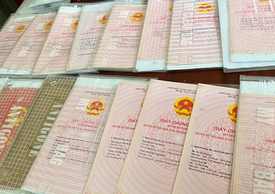 Tang vật thu giữ trong quá trình khám xét. Tang vật thu giữ trong quá trình khám xét.