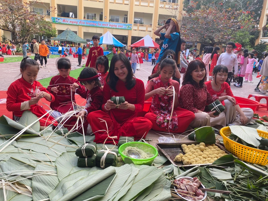 Học sinh được trải nghiệm gói bánh chưng cùng các giáo viên.