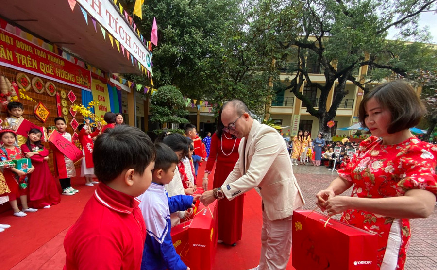 Một số đơn vị tài trợ cũng gửi tặng những suất quà ý nghĩa đến với học sinh khó khăn trong chương trình Hội chợ Xuân 2023.