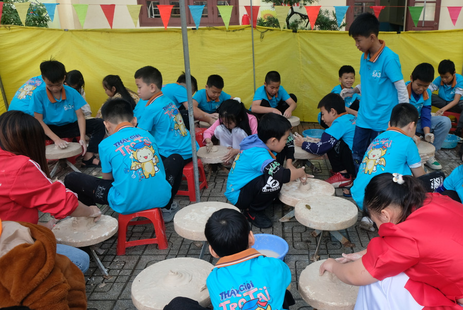 Trong Hội chợ Xuân, các em còn được trải nghiệm nặn gốm bát tràng.
