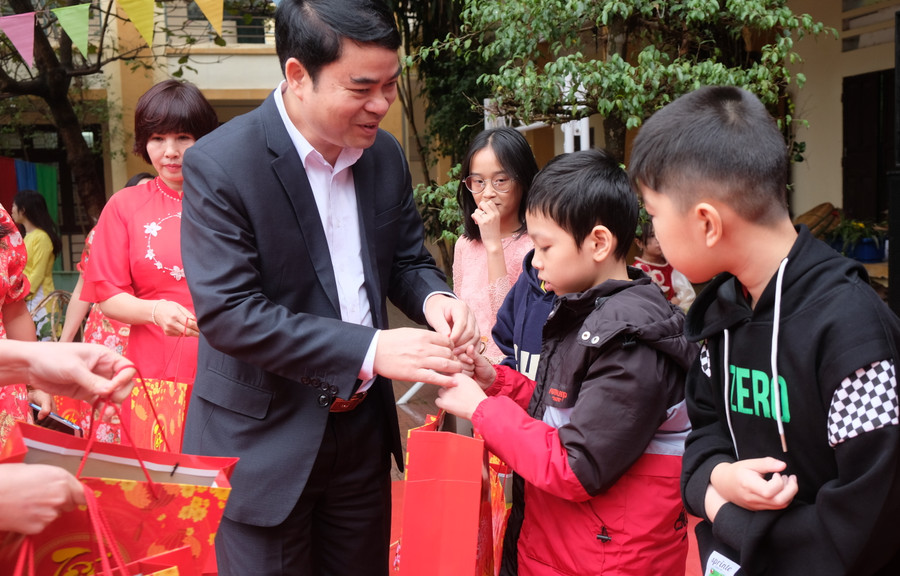 Ông Trịnh Vĩnh Long, Trưởng Phòng Tiểu học, Sở GD&amp;ĐT tỉnh Thanh Hoá trao quà tới học sinh có hoàn cảnh khó khăn.