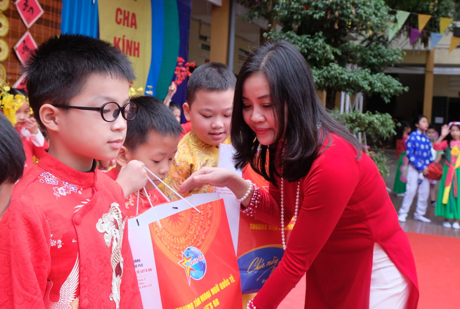 Hiệu trưởng Nguyễn Thị Mai trao tới học sinh những món quà ý nghĩa.