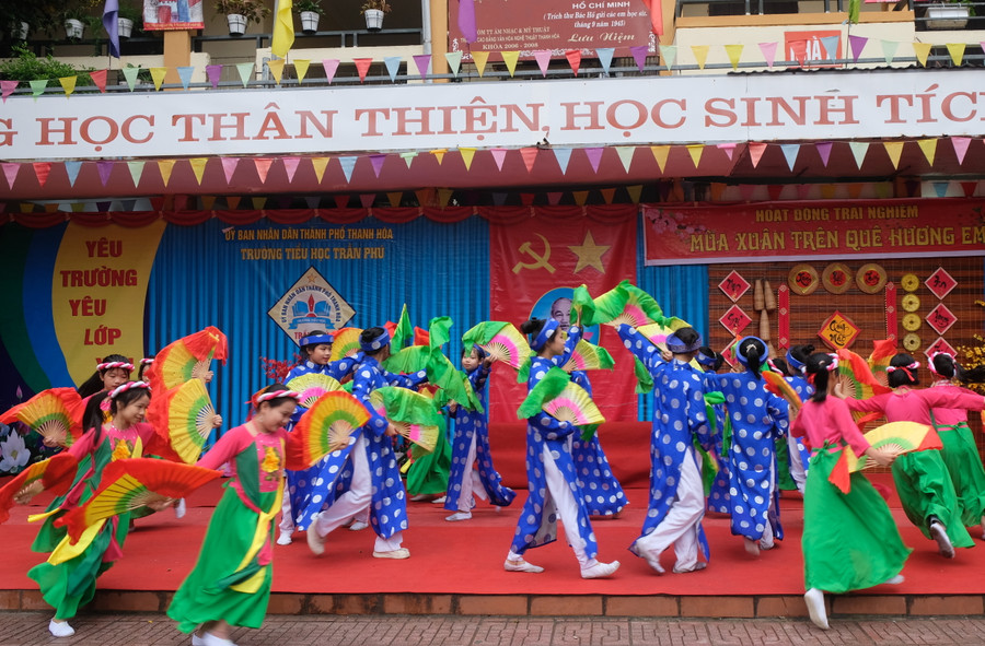 Nhiều tiết mục văn nghệ đặc sắc cũng được thể hiện tại Hội chợ Xuân.