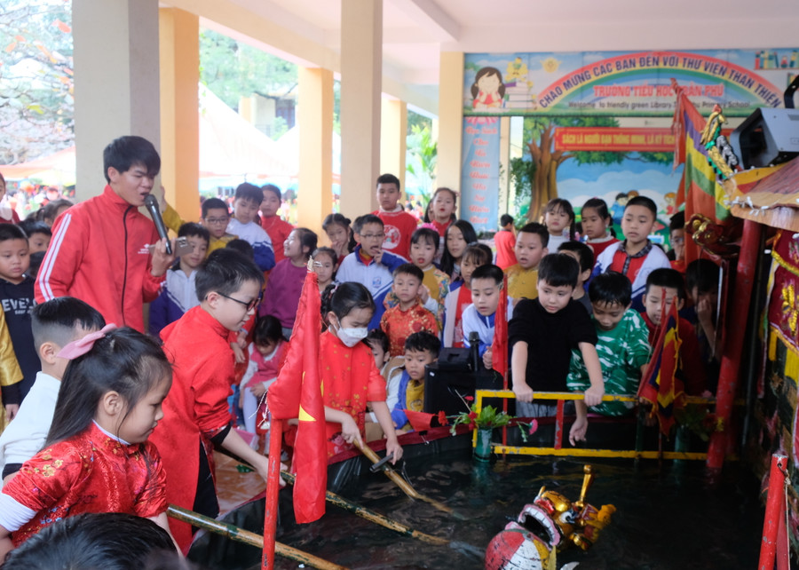 Trải nghiệm múa rối khiến học sinh thích thú.