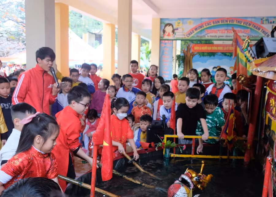 Trải nghiệm múa rối khiến học sinh thích thú.