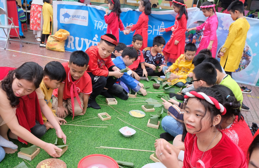 Nhiều học sinh cho biết lần đầu tiên được gói bánh chưng.