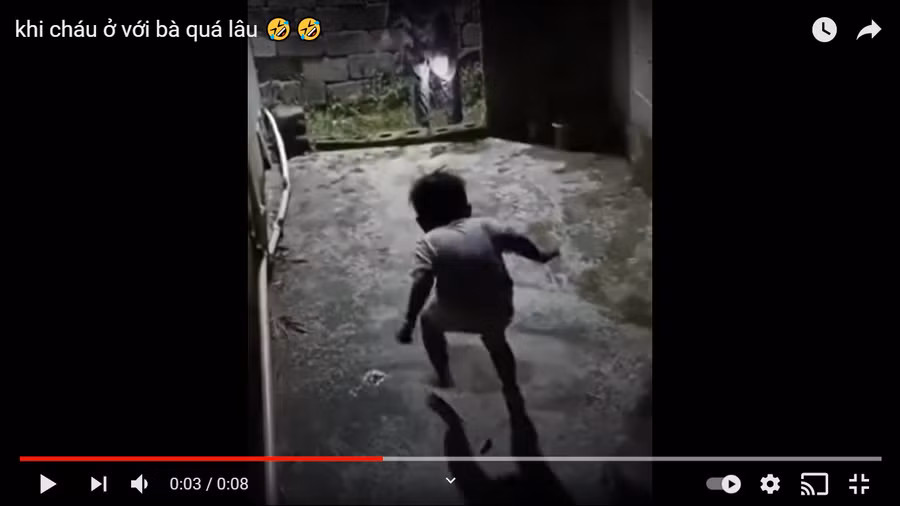 Clip: Cười nghiêng ngả em bé "sao y bản chính" dáng đi của bà 