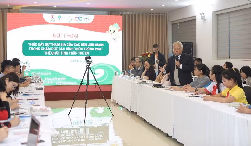 Các đại biểu đặt nhiều câu hỏi tại phiên thảo luận toàn thể.