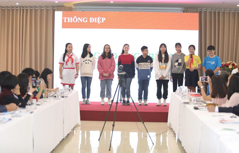 Trẻ em lên tiếng về quyền được yêu thương trong gia đình và nhà trường. Trẻ em lên tiếng về quyền được yêu thương trong gia đình và nhà trường.