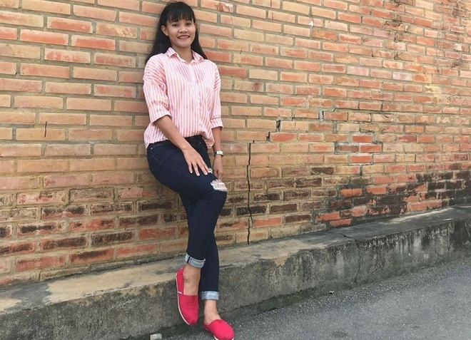Khác với đồng đội, Chương Thị Kiều hay xuất hiện bên những mẫu giày lười nữ tính. Áo sơ mi kẻ là item được nữ cầu thủ diện nhiều nhất. 