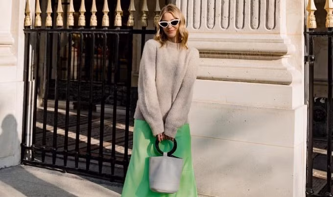 Chân váy lụa là bảo chứng cho vẻ ngoài nữ tính, sang trọng, item này cũng tạo nên những set đồ hết sức bay bổng, lãng mạn nhờ vẻ mong manh đặc trưng. 