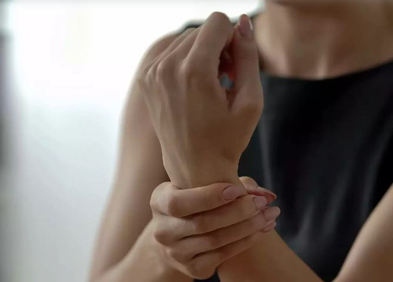 4 dong tac don gian giup dan van phong thoat khoi hoi chung ong co tay-Hinh-5