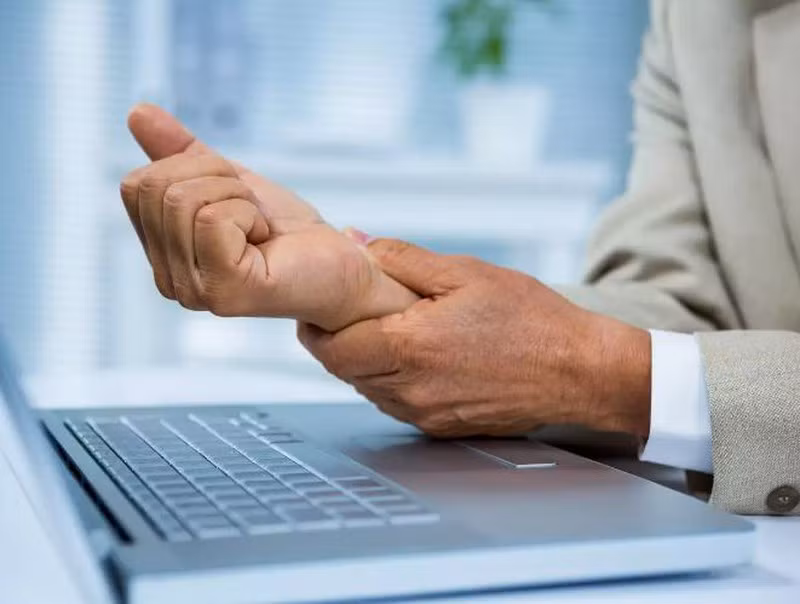 Giữ chuột và gõ trên bàn phím nhiều có thể gây nên hội chứng ống cổ tay.