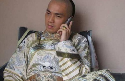 Alo, em đang ở đâu đó.