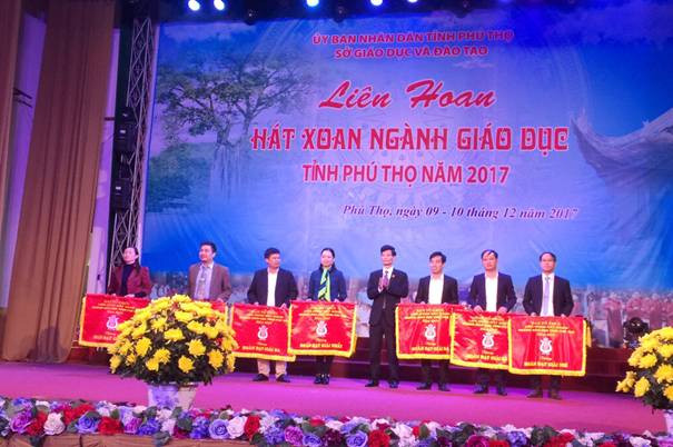 Ban tổ chức trao giải Nhất, Nhì, Ba tập thể cho các đơn vị có thành tích xuất sắc tại liên hoan hát Xoan Ngành GD Phú Thọ năm 2017