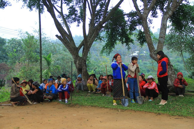 Đông đảo bà con dân bản Cơn đến chung tay xây dựng điểm trường bản Cơn.