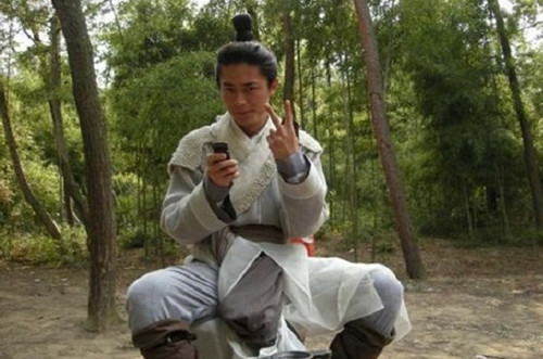 Yeah! điện thoại anh không tự sướng được,